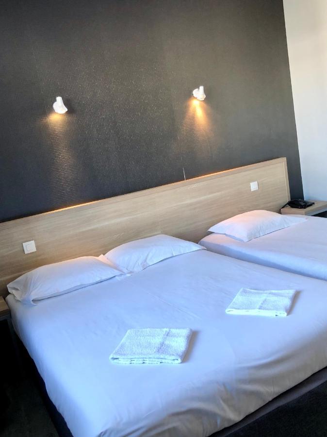 Hotel Le Bretagne Et Restaurant Le Papillon Gorron Zewnętrze zdjęcie